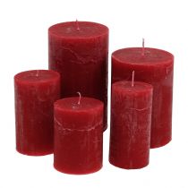 Yksiväriset tummanpunaiset kynttilät eri kokoisia