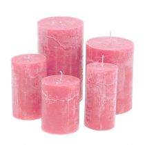 Värillisiä kynttilöitä vaaleanpunaisia eri kokoja