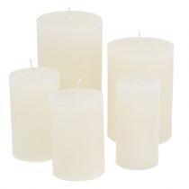 kohteita Yksivärisiä kynttilöitä valkoisia eri kokoja