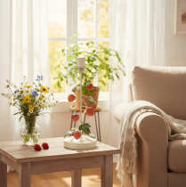 kohteita Metallinen kynttilänjalka mansikkakoristeella, kermanvärinen, pyöreä, korkeus 26 cm