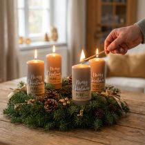 kohteita Adventtikynttilät "Hyvää Joulua" - luonnonvahasta valmistetut pylväskynttilät ruskeana, 4 kpl:n setti, Ø60 mm, korkeus 130 mm, RAL-laatumerkintä, koristeelliset joulukynttilät