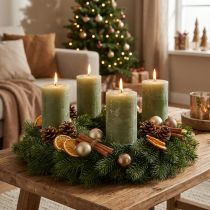 kohteita Yksiväriset oliivinvihreät pylväskynttilät, 85x120 mm, 2 kpl, adventtiseppeleisiin ja pöytäkoristeisiin