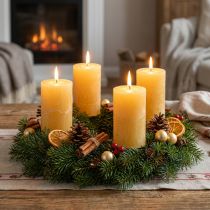 kohteita Maalaismaiset pylväskynttilät, kauttaaltaan keltaiseksi värjätty, adventtiseppeleisiin ja -lyhtyihin, 4 kpl:n setti, 70/140 mm