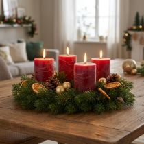kohteita Yksiväriset tummanpunaiset pylväskynttilät 70x80mm, 4 kpl setti - Adventtikynttilänkoristeet