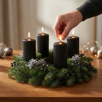 kohteita Elegantit mustat pylväskynttilät uritetulla kuvioinnilla, 70/130 mm, 4 kpl:n setti - Monipuoliset koristekynttilät adventtiin ja juhliin
