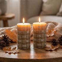 kohteita Ruskeat pylväskynttilät rustiikkisella punoskuviolla, 110/65 mm, Safe Candle, 2 kpl:n setti