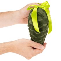 kohteita Koristeelliset männynkävyt ripustettavaksi, parvella koristeltuja käpyjä nauhalla ja rusetilla, 18 cm, 3 kpl