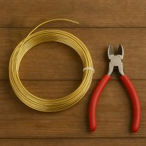 kohteita Kullanvärinen alumiinilanka, 2 mm, 60 m, 500 g, taivutettava lanka koristeluun ja koruihin.