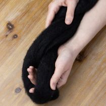 kohteita Koristevillaa, villanyöriä, huovutettua villaa luovaan askarteluun ja floristiikkaan, 2m, musta