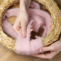 kohteita Koristevillaa, pinkkiä, 2 m huovutuslankaa askarteluun ja kukkakauppoihin