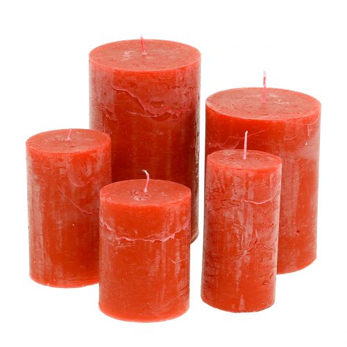 kohteita Värilliset kynttilät oranssit eri kokoisia