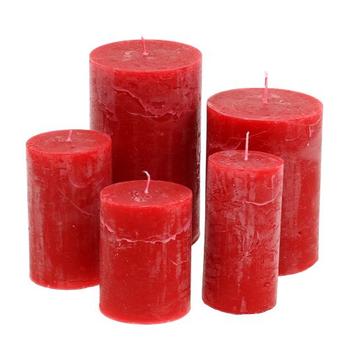 kohteita Värilliset punaiset kynttilät eri kokoisia