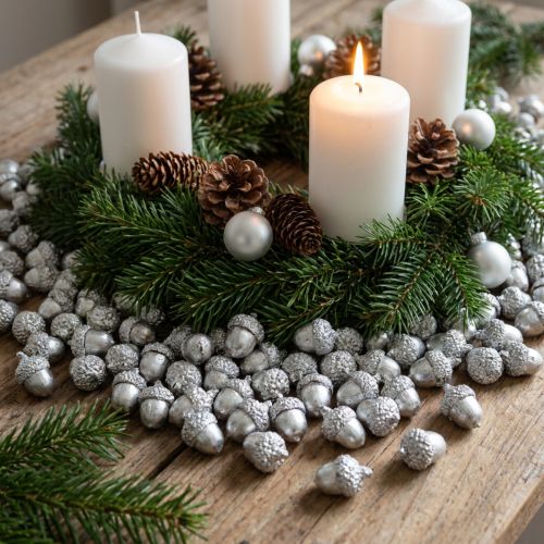 Koristeelliset tammenterhot, hopea, adventtikoristeet, luonnon syksyn hedelmät, maalaistyylinen talo Ø1,5 – 2,5 cm P1,5 – 3 cm 300 g | Floristik24.fi