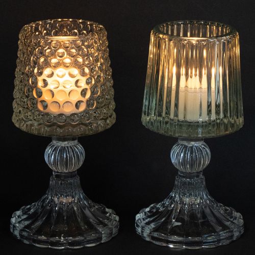 kohteita Lasinen tuikkupidike, jossa pistemäiset ja uralliset pohjaosat, korkeus 15 cm, 2 kpl