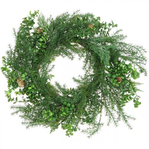 Koristeellinen seppele havupuun oksilla, käpyillä ja laatikkovihreällä 60cm