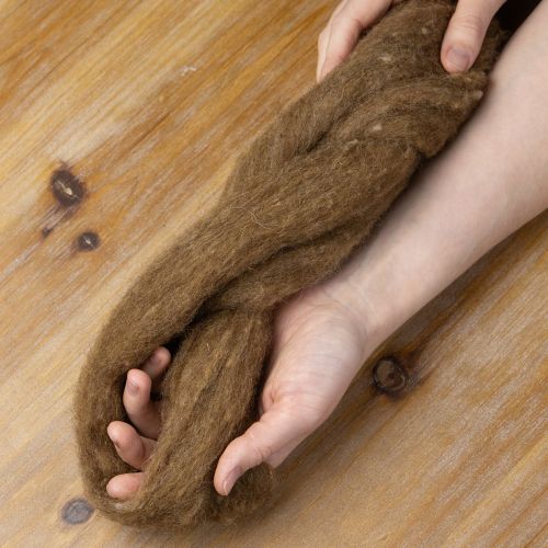 kohteita Villanarua, koristevillaa, ruskeaa, 2m. Villanarua, huovutusvillaa askarteluun ja kukkakauppoihin.