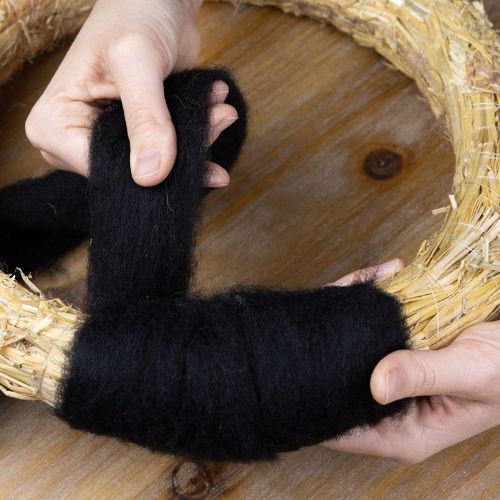 kohteita Koristevillaa, villanyöriä, huovutettua villaa luovaan askarteluun ja floristiikkaan, 2m, musta