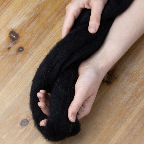 kohteita Koristevillaa, villanyöriä, huovutettua villaa luovaan askarteluun ja floristiikkaan, 2m, musta