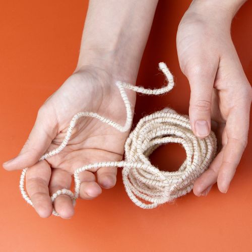 kohteita Valkoinen villanyöri kultaisella langalla 5m x 5mm koristeluun ja askarteluun