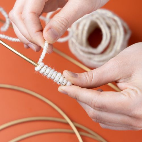 kohteita Valkoinen villanyöri kultaisella langalla 5m x 5mm koristeluun ja askarteluun