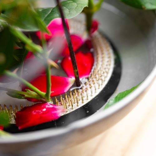 kohteita Pyöreä messinkinen kukkasiili kukka-asetelmiin ja ikebanaan