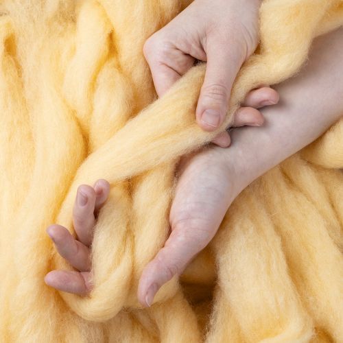 kohteita Villanarua, villanauhaa, kermanoranssia, 10 m villaa seppeleisiin ja asetelmiin