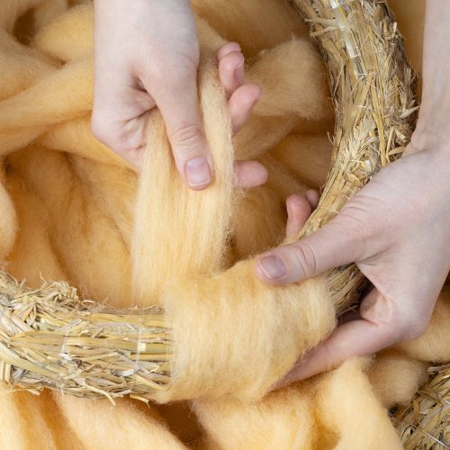 kohteita Villanarua, villanauhaa, kermanoranssia, 10 m villaa seppeleisiin ja asetelmiin