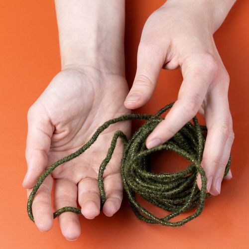 kohteita Vihreä villanyöri kultaisella langalla, 5 m x 5 mm langalla, koristeluun ja askarteluun