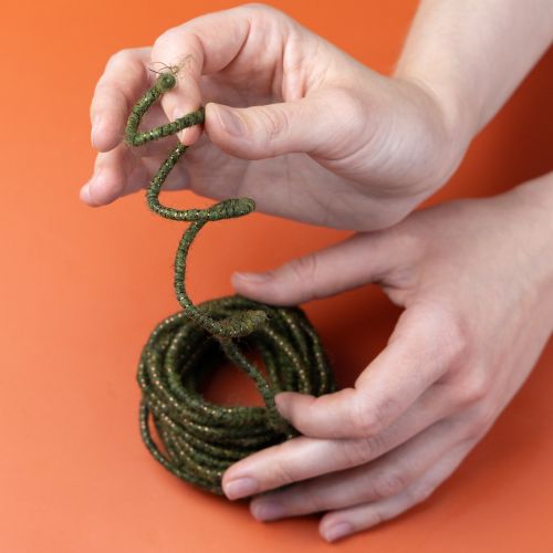 kohteita Vihreä villanyöri kultaisella langalla, 5 m x 5 mm langalla, koristeluun ja askarteluun