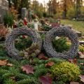 Oksaseppeli Ø25cm Valkoinen 2-osainen setti Muistoseppele Pöytäkoriste Oviseppeli Adventtiseppele | Floristik24.fi