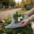 Valkoisesta köynnöksestä tehty sydän hautajaiskoriste 30x23cm, 2-osainen setti hautakansia varten | Floristik24.fi