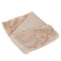 Beige pöytäliina, jossa